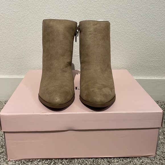 ✨NWOT✨ JustFab Taupe Booties Size 7 - Picture 3 of 4